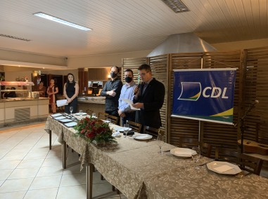 CDL homenageia associados