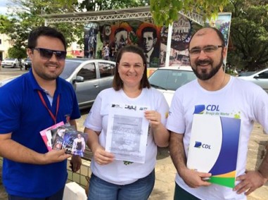 Em clima de Natal CDL distribui prmios no comrcio